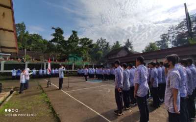 Upacara Bendera dalam rangka memperingati hari Pahlawan